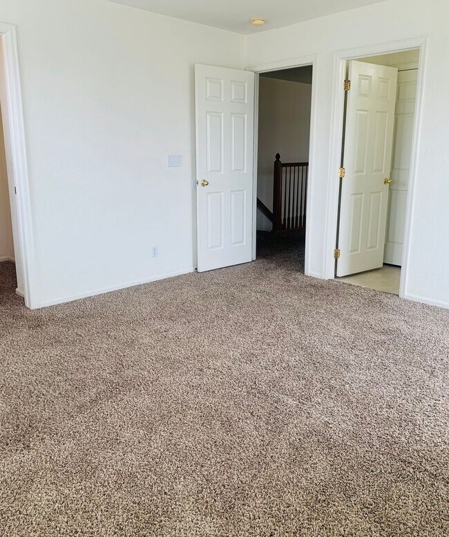 Building Photo - 3 Bedroom 2 Bathroom Townhome Close to DIA