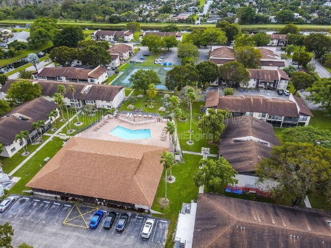 Building Photo - 345 W Laurel Dr