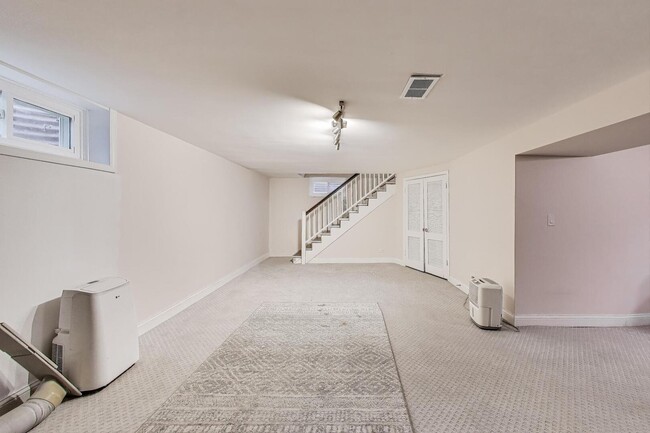 Building Photo - 2515 Gordon Dr