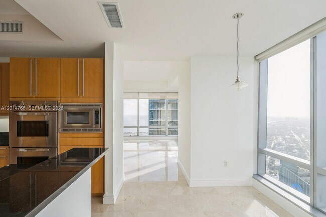 Building Photo - 1425 Brickell Ave