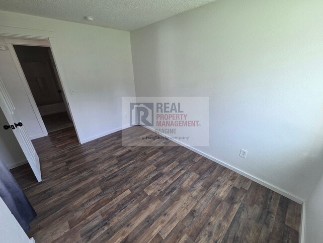 Building Photo - Updated 5 Bedroom Home!