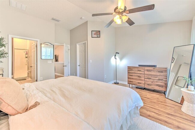 Building Photo - 11808 13th Way N