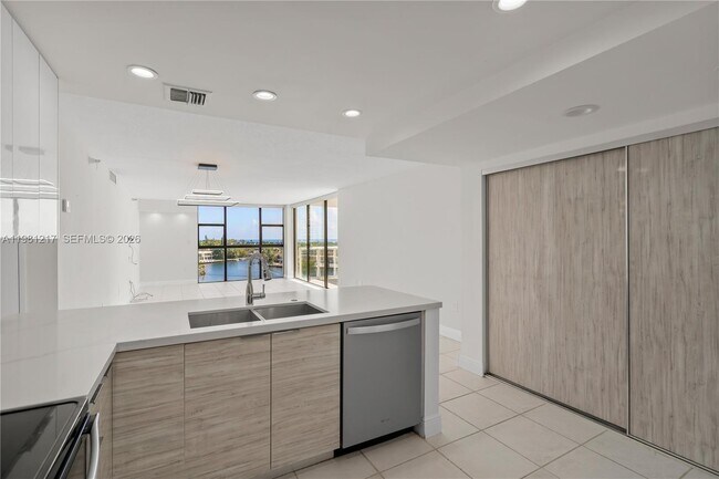 Building Photo - 20505 E Country Club Dr