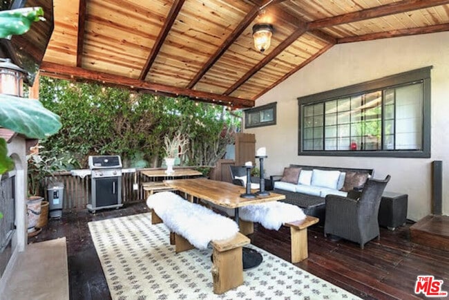 Building Photo - 1518 N Stanley Ave