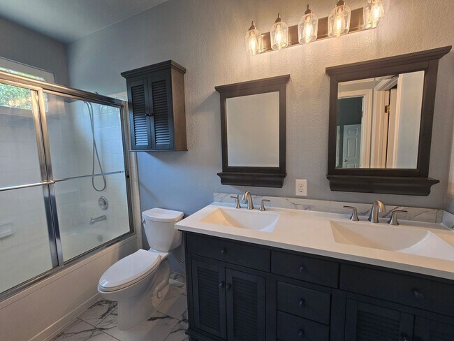 Building Photo - Charming Single Story 4bed 2 bath home in ...