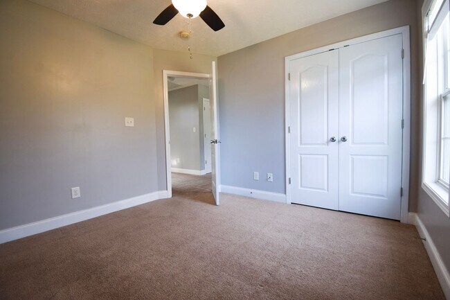 Building Photo - 4 bedroom, 2.5 bathroom Home!