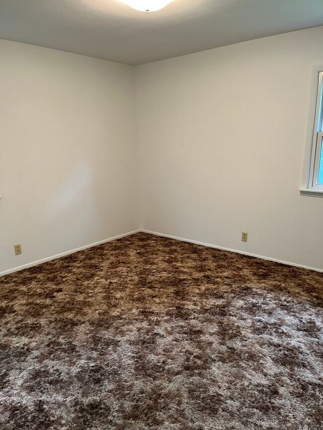 Building Photo - 3025 Greenbrier Ave
