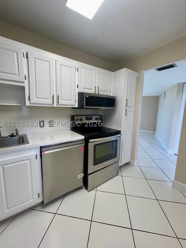 Building Photo - 20400 W Country Club Dr