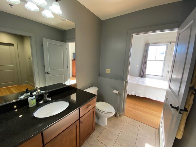 Building Photo - Downtown - Modern Condo minutes from the c...