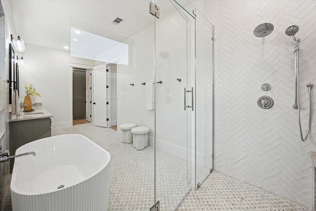 Building Photo - 431 W 30th St