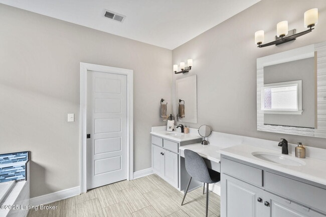 Building Photo - 10910 Kings Crown Dr