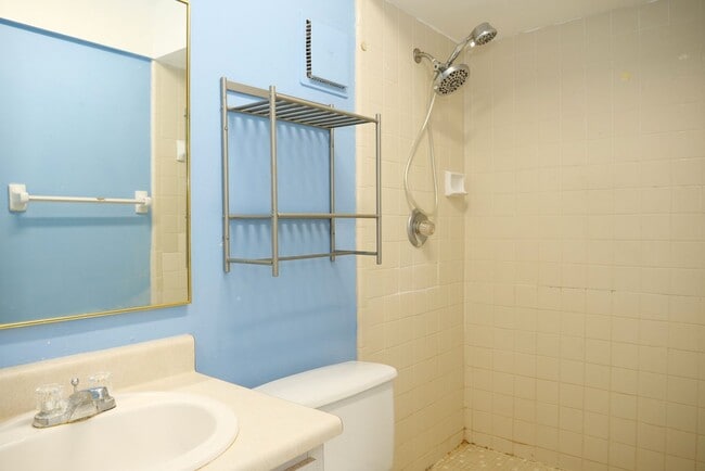 Building Photo - Desirable Maitland townhome
