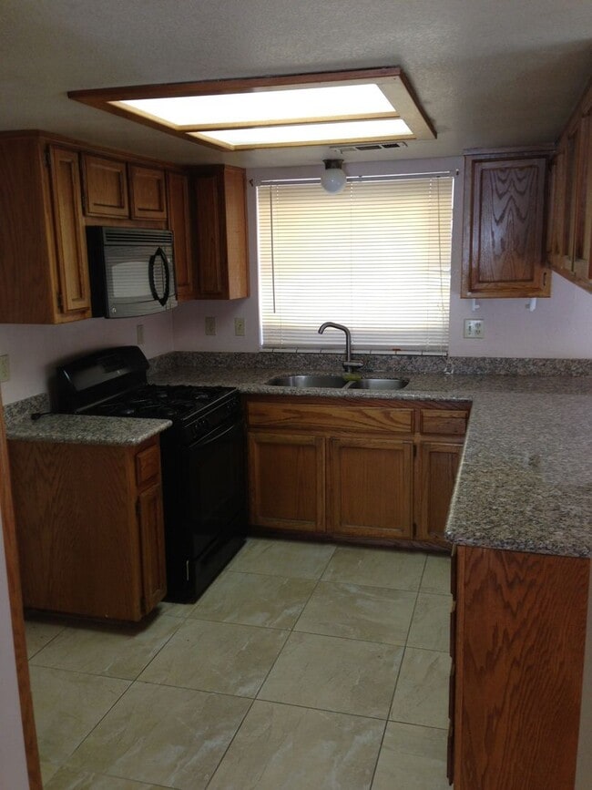 Building Photo - SW Bakersfield home!