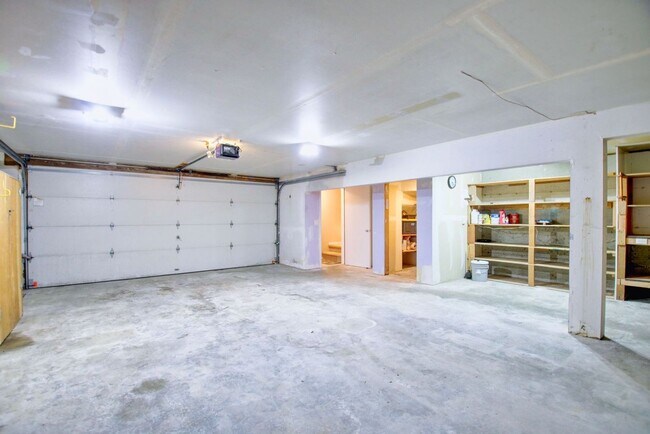 Building Photo - Lovely Clinton Home with Great Light and Pet Friendly!