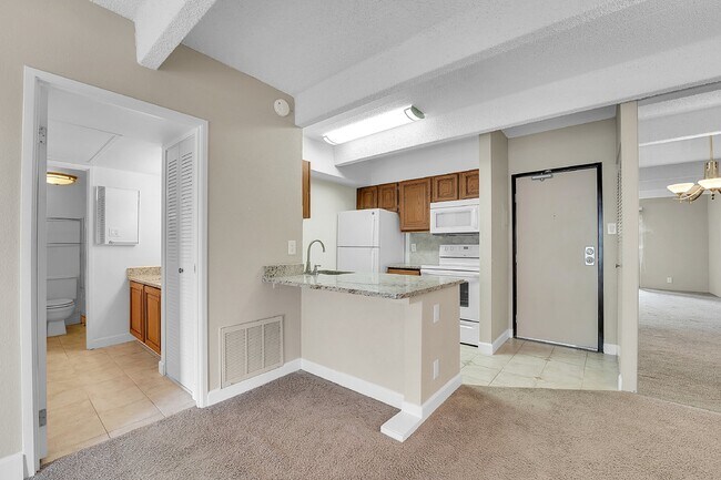 Building Photo - $1,395.00, stunning 1 bed, 1 bath condo in...