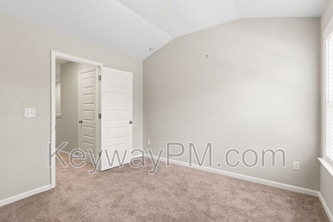 Building Photo - 1066 Linsmore Ave