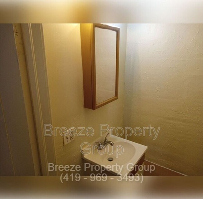 Building Photo - 2145 Dorr St