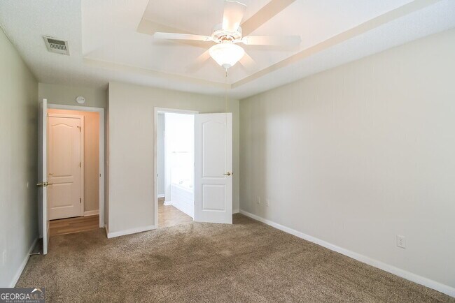 Building Photo - 1303 Vine Cir