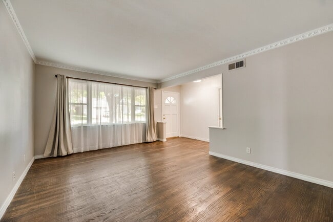 Building Photo - Gorgeous 2 Bed, 2 Bath Lochwood Home!