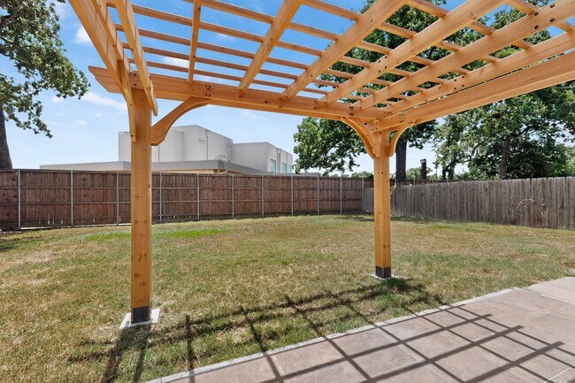 Building Photo - Newly Renovated Home In Grapevine Ready To Be Yours!!!!