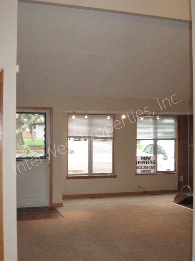 Building Photo - 3 Bed 2 Bath Beaverton Home with big backyard, storage shed, A/C and fireplace!!