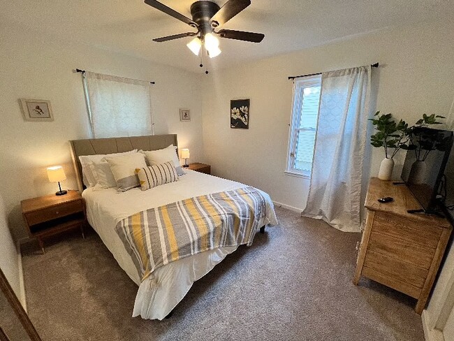 Building Photo - 913 E Gift Ave