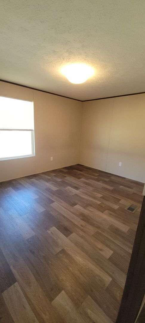 Building Photo - Very nice 3 bedroom/2 bath mobile home in ...