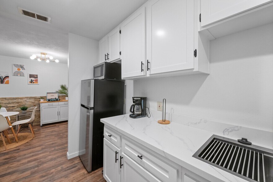 Building Photo - 510 N Villa Ct