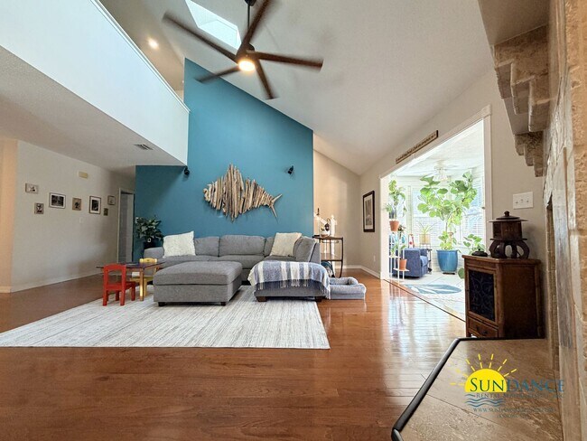 Building Photo - Stunning 5 Bedroom Home in Mary Esther with Beach Access, Pool and Solar Panels!