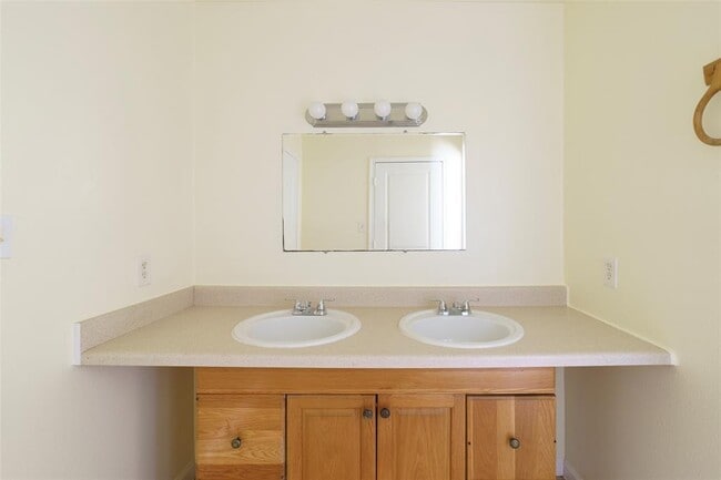 Building Photo - 505 E Applegate Dr