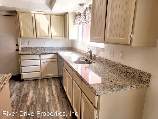 Building Photo - 2 br, 2.5 bath House - 932 E. Oakridge Avenue