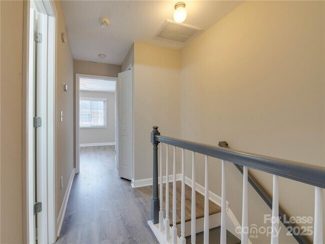 Building Photo - 1344 Green Oaks Ln