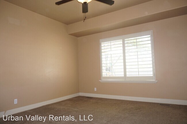 Building Photo - 4 br, 2.5 bath House - 222 E. Belle Glenn Cir