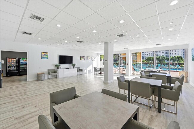 Building Photo - 405 N Ocean Blvd