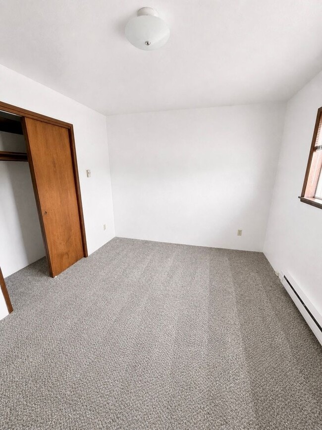 Building Photo - Large 3 Bed 1.5 Bath with large Garage Located in Cosmopolis