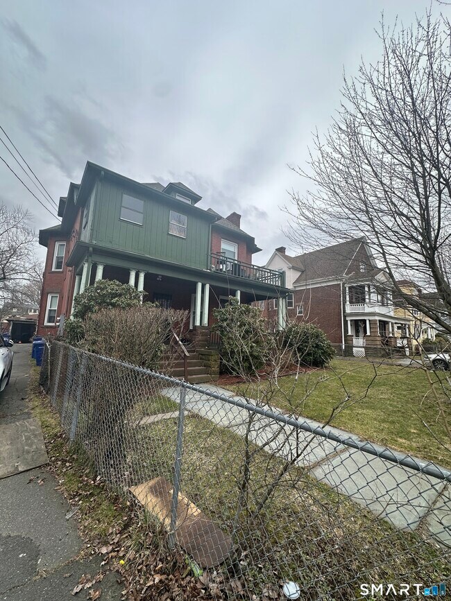 Building Photo - 402-404-404 Sigourney St