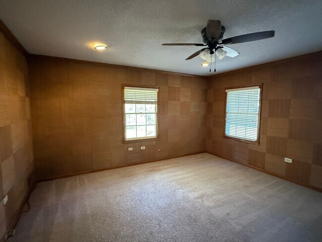 Building Photo - Pinson - Open Floor Plan with Large Living & Family Rooms 2 Bedrooms 2 Bath over 2500 sqft