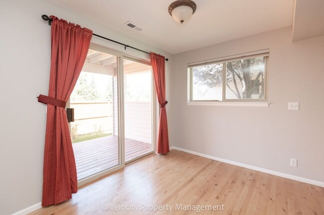 Building Photo - Beautiful Townhome with new paint, carpet ...
