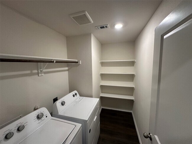 Building Photo - 2208 San Jacinto Wy