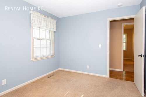 Building Photo - Beautifully updated split level with Finis...