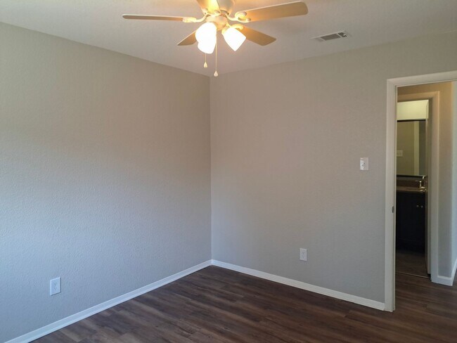 Building Photo - Spacious 3 bedroom 2 bath home w/ swimming...