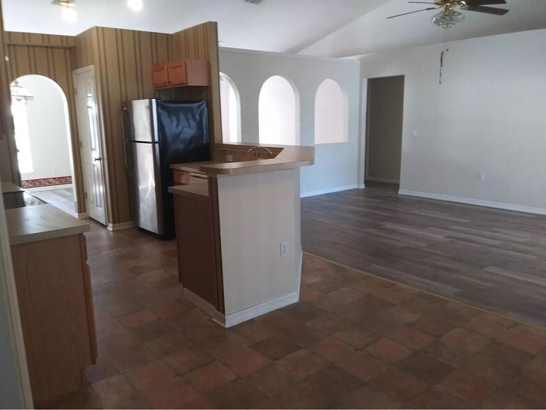Building Photo - 14169 Spring Hill Dr