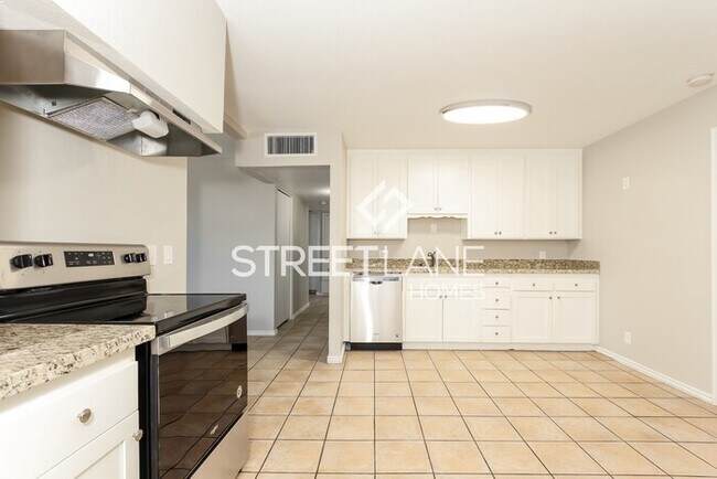 Building Photo - Charming 4 bedroom home in Phoenix!