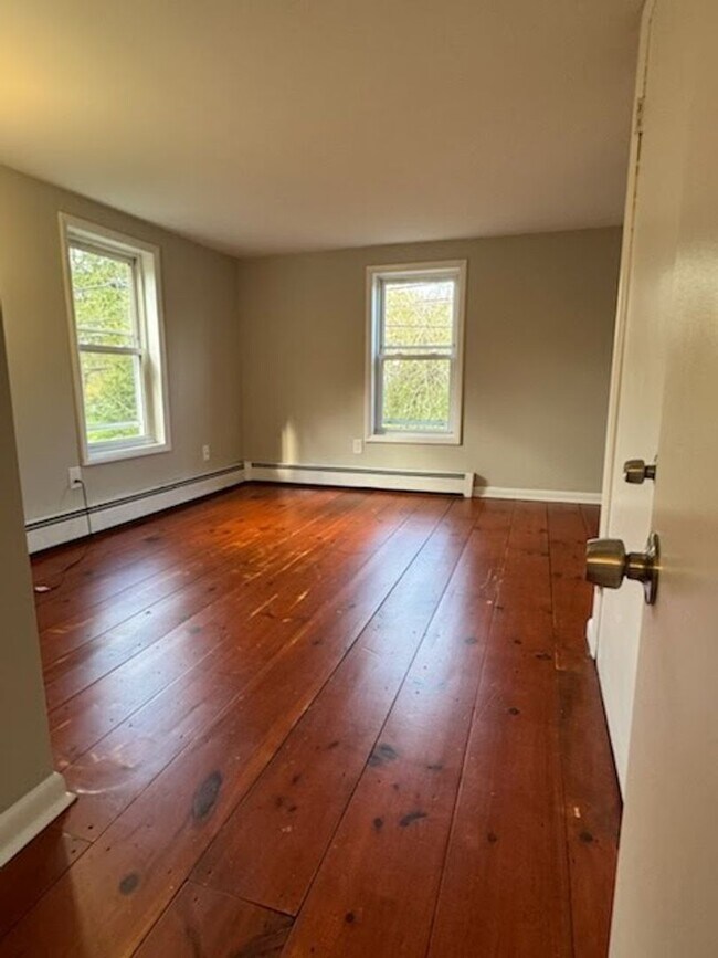 Building Photo - AVAILABLE NOW! Economical home with wood floors, Palisades Schools, laundry, gas heat