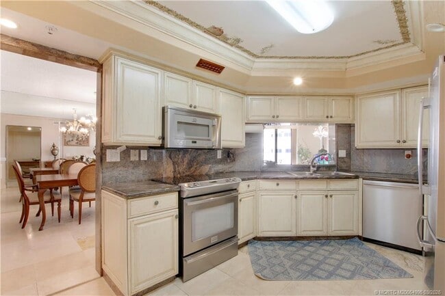 Building Photo - 9950 S Ocean Dr