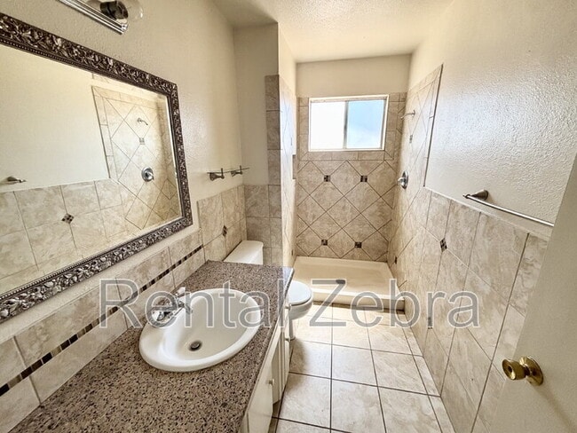 Building Photo - 2400 Gurr Rd