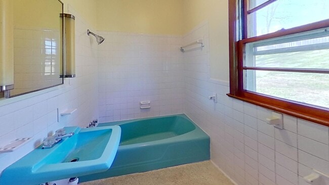 Building Photo - 315 W Main St