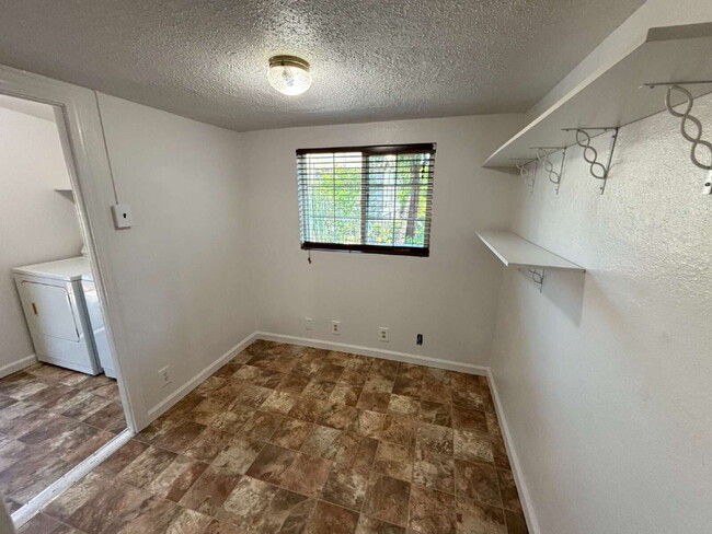 Building Photo - "Charming 1-Bedroom Sanctuary with Granite...