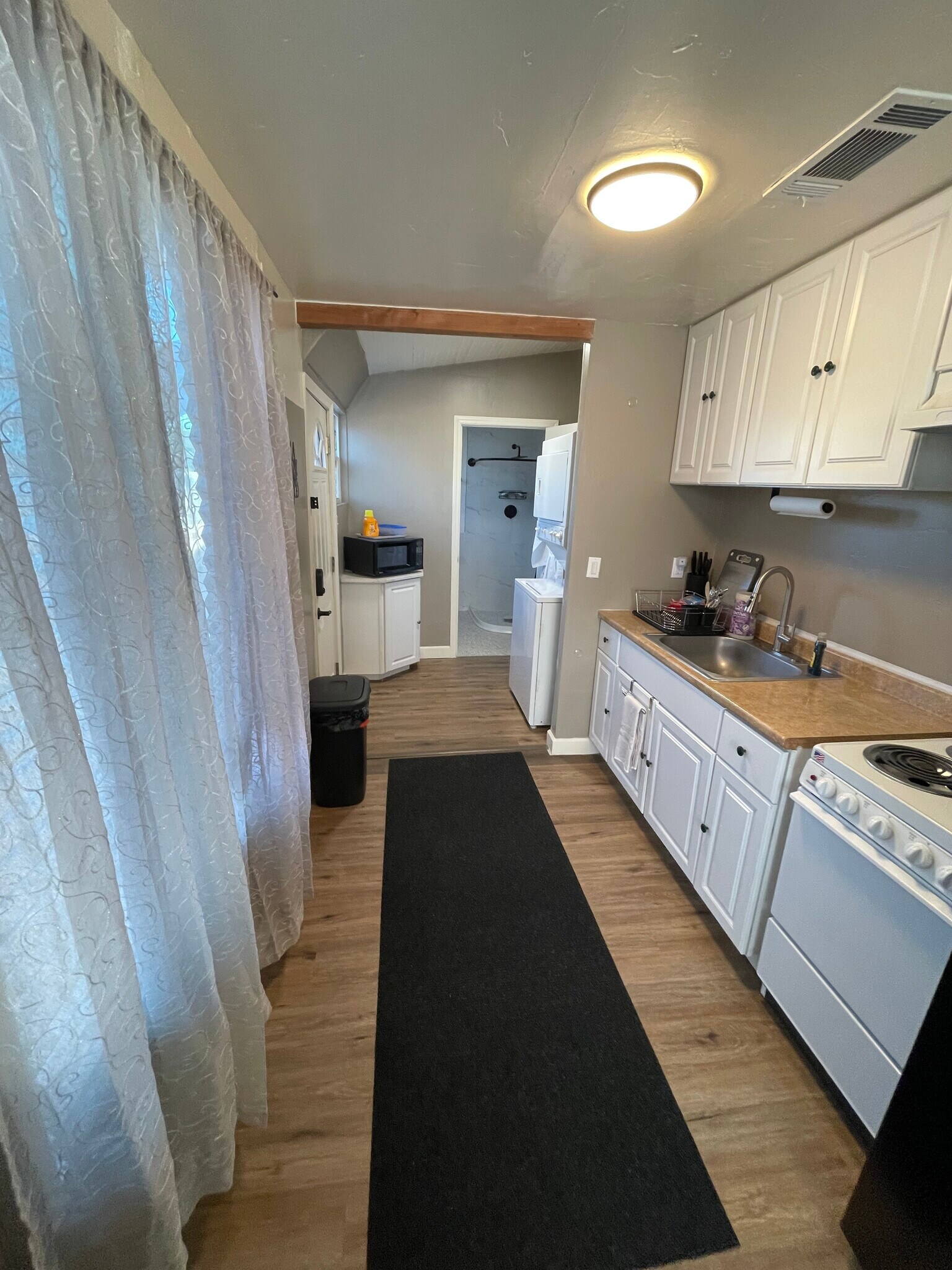 Building Photo - 230 W Myrtle St