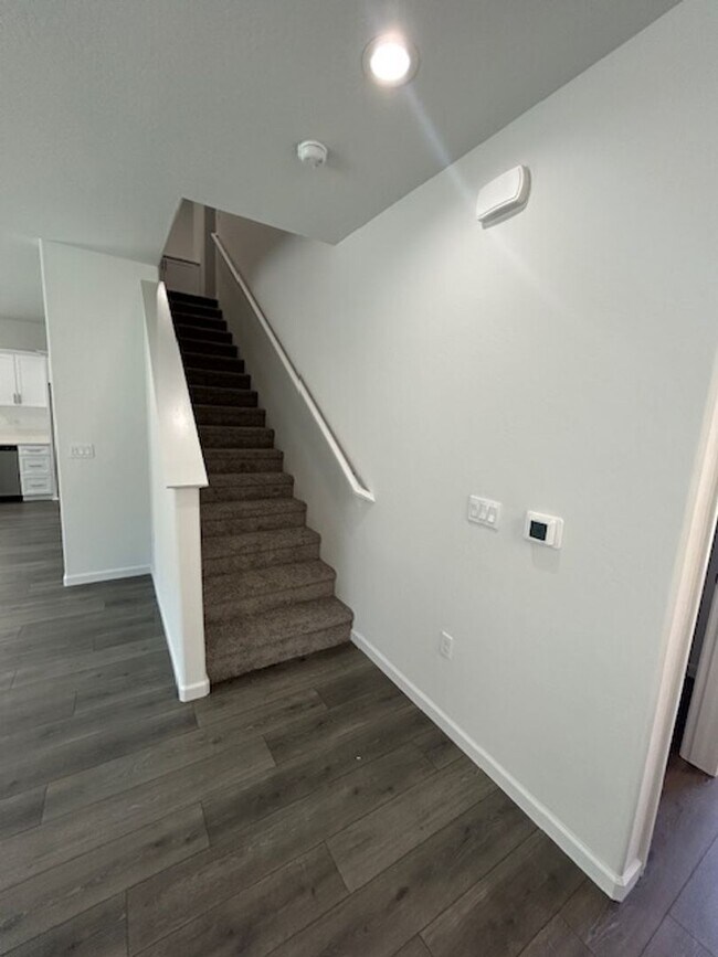 Building Photo - ***Move-In Special - $500 off 1st month's ...